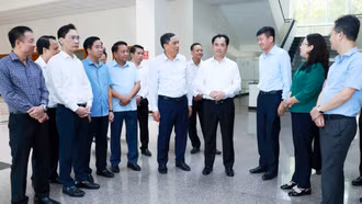 Bí thư Tỉnh ủy Trịnh Việt Hùng và Đoàn công tác của Tỉnh ủy thăm trường học, bệnh viện và kiểm tra một số công trình, dự án