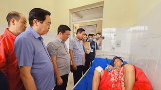 Lãnh đạo thị xã Sa Pa thăm, động viên các nạn nhân vụ sạt lở đất tại xã Ngũ Chỉ Sơn