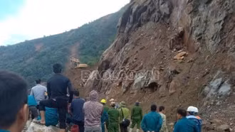 Khẩn trương cứu hộ xe bán tải chở 3 người bị vùi lấp trên Quốc lộ 279