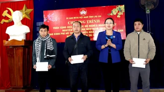 Phó Bí thư Tỉnh ủy Giàng Thị Dung tặng quà Tết tại xã Hợp Thành