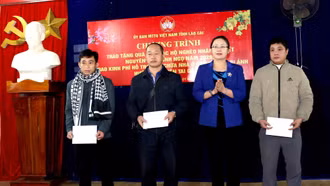 Phó Bí thư Tỉnh ủy Giàng Thị Dung tặng quà Tết tại xã Hợp Thành