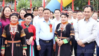 Thường trực Ban Bí thư Trần Cẩm Tú dự Ngày hội Đại đoàn kết toàn dân tộc tại 2 thôn Hồ Sen, Ngòi Lẻn, xã Thác Bà