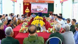 Phó Bí thư Tỉnh ủy Nguyễn Tuấn Anh tặng quà người có công và Đảng bộ xã Thanh Yên (Điện Biên)