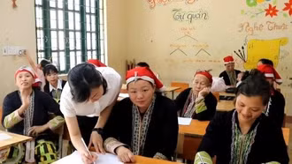 Sa Pa: Phụ nữ dân tộc thiểu số học chữ để nâng cao kỹ năng mưu sinh
