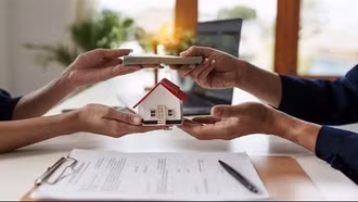 Hợp đồng chuyển nhượng quyền sử dụng đất để đảm bảo vay tiền có hợp pháp?