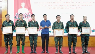 Khen thưởng 65 tập thể, cá nhân tham gia khắc phục hậu quả hoàn lưu bão số 10