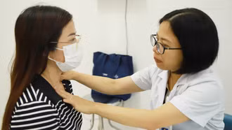 Hơn 300 người dân được khám sàng lọc ung thư miễn phí