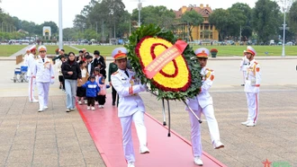 Trẻ em Làng Nủ về thăm Lăng Bác