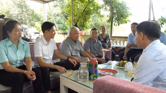 MTTQ Việt Nam tỉnh thăm, tặng quà người có uy tín tiêu biểu các xã Cốc San, Hợp Thành, Gia Phú 