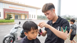 Chàng trai 21 tuổi đều đặn cắt tóc miễn phí cho học sinh