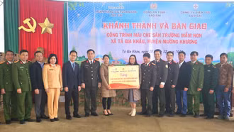 Bàn giao công trình “Mái che sân trường” tại xã Tả Gia Khâu