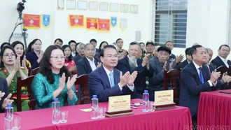 Phó Bí thư Tỉnh ủy, Chủ tịch Ủy ban MTTQ Việt Nam tỉnh Giàng Thị Dung dự khai mạc và bỏ phiếu bầu cử tại phường Cam Đường