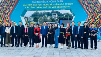 Bí thư Tỉnh ủy Trịnh Việt Hùng tham quan các khu trưng bày tại Festival sông Hồng 2025