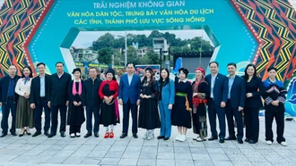 Bí thư Tỉnh ủy Trịnh Việt Hùng tham quan các khu trưng bày tại Festival sông Hồng 2025