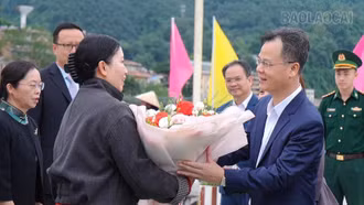 Phó Chủ tịch UBND tỉnh Nguyễn Thành Sinh đón đại biểu Trung Quốc tới tham dự Hội chợ Thương mại Quốc tế Việt – Trung (Lào Cai) lần thứ 25