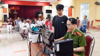 Lào Cai: Nỗ lực cấp căn cước và định danh điện tử cho thí sinh trước "vũ môn"