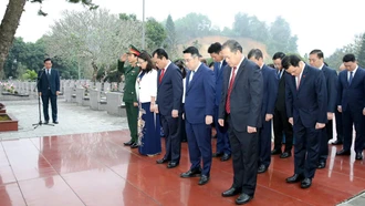 Đoàn đại biểu tỉnh Lào Cai dâng hương tưởng niệm Chủ tịch Hồ Chí Minh và viếng Nghĩa trang Liệt sĩ trung tâm tỉnh