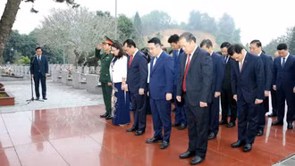 Đoàn đại biểu tỉnh Lào Cai dâng hương tưởng niệm Chủ tịch Hồ Chí Minh và viếng Nghĩa trang Liệt sĩ trung tâm tỉnh