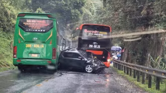 Sa Pa: Va chạm liên hoàn giữa 4 xe ô tô khiến 1 người bị thương 