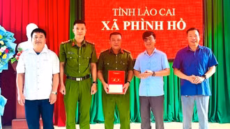 Khen thưởng đột xuất Công an xã Phình Hồ vì thành tích đấu tranh, triệt phá tội phạm ma túy