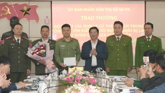 Trao thưởng đột xuất các đơn vị tham gia tìm kiếm người nước ngoài bị lạc tại Vườn Quốc gia Hoàng Liên