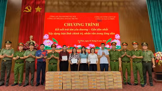 Hơn 100 suất quà được trao cho học sinh và các trường học vùng cao Tả Phìn