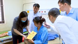 Lào Cai: Kịp thời hỗ trợ, động viên gia đình các nạn nhân vụ tai nạn nghiêm trọng tại xã Phong Dụ Thượng