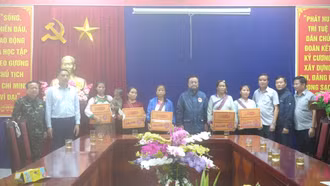 Bộ trưởng Lê Minh Hoan thăm, tặng quà người dân bị ảnh hưởng bởi thiên tai tại Sa Pa