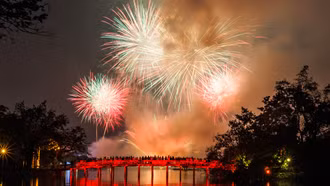 Pháo hoa rực sáng trên bầu trời cả nước, người dân xúc động đón năm mới Bính Ngọ 2026