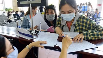 Có tính thuế với tiền thưởng kèm theo Bằng khen, Giấy khen?