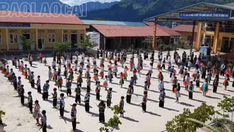 Mô hình trường học bán trú - nâng bước chân học sinh đến lớp