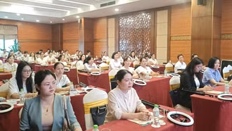 50 người được bồi dưỡng kỹ năng livestream bán hàng thương mại điện tử qua biên giới bằng song ngữ Việt - Trung 
