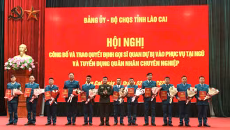 Bộ CHQS tỉnh Lào Cai trao quyết định gọi cán bộ, sĩ quan dự bị vào phục vụ tại ngũ