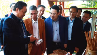 Phó Chủ tịch Quốc hội Lê Minh Hoan thăm và giám sát các mô hình phát triển kinh tế nông nghiệp tại xã Trấn Yên