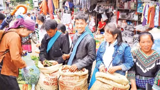 Rộn ràng Mường Hum