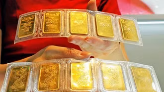 Tiếp đà trượt dốc, giá vàng trong nước xa mốc 100 triệu đồng