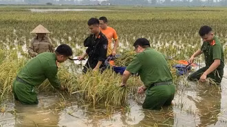Sát cánh giúp dân trong bão lũ - minh chứng phản bác các thông tin sai trái