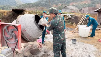 Ban Chỉ huy Phòng thủ khu vực 3 - Bảo Yên huy động cán bộ, chiến sĩ giúp 4 hộ dân xây dựng nhà ở