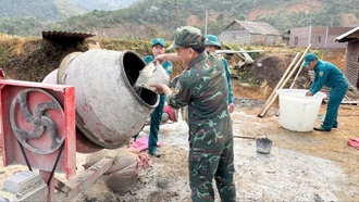 Ban Chỉ huy Phòng thủ khu vực 3 - Bảo Yên huy động cán bộ, chiến sĩ giúp 4 hộ dân xây dựng nhà ở
