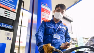 Giá xăng RON95 giảm mạnh gần 3.000 đồng/lít, có loại dầu giảm tới gần 10.000 đồng/lít