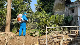Phun khử khuẩn xử lý môi trường sau mưa lũ tại phường Cam Đường 