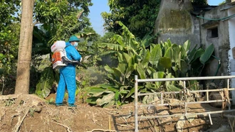 Phun khử khuẩn xử lý môi trường sau mưa lũ tại phường Cam Đường 