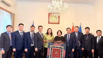 Đoàn công tác tỉnh Lào Cai chụp ảnh lưu niệm với cán bộ Đại sứ quán Việt Nam tại Hy Lạp.