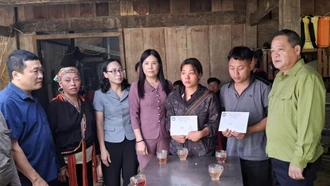 Thăm hỏi, trao hỗ trợ gia đình 2 cháu bé bị thiệt mạng tại xã Sơn Lương