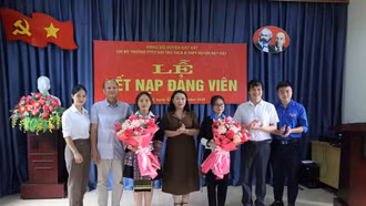 Thêm 2 học sinh của huyện Bát Xát được kết nạp Đảng
