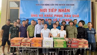 Các đơn vị, doanh nghiệp, tổ chức trao hỗ trợ cho người dân vùng lũ