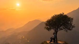 Du khách thích thú ngắm hoàng hôn trên đỉnh đèo Ô Quy Hồ