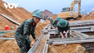 Thi công không nghỉ lễ giúp bà con vùng lũ sớm có nhà ở