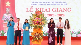 Phó Bí thư Tỉnh ủy Giàng Thị Dung dự Lễ khai giảng năm học mới tại Trường THPT Nguyễn Huệ