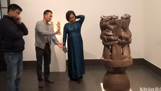 Tổ chức triển lãm Mỹ thuật kỷ niệm 50 năm ngày đất nước thống nhất